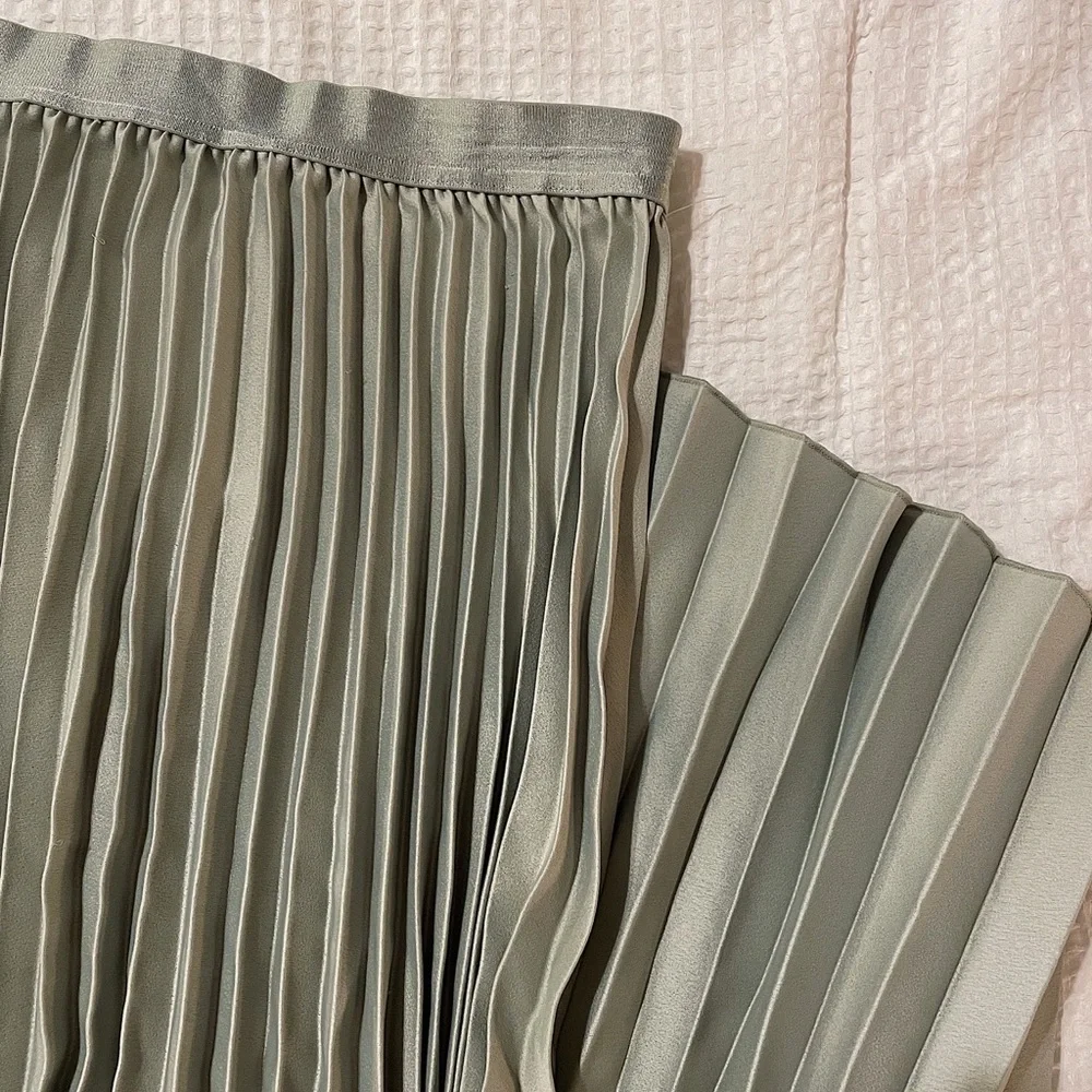 H&M // Sage Green Midi Skirt - Picture 4 of 6